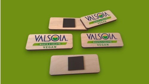 Magneti in legno con logo CMYK